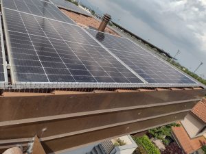 Barriera antipiccione per pannelli fotovoltaici, tetto con pannelli solari che arrivano al limite del tetto