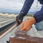 Foto con le mani di un opeario che sta lavorando su un tetto